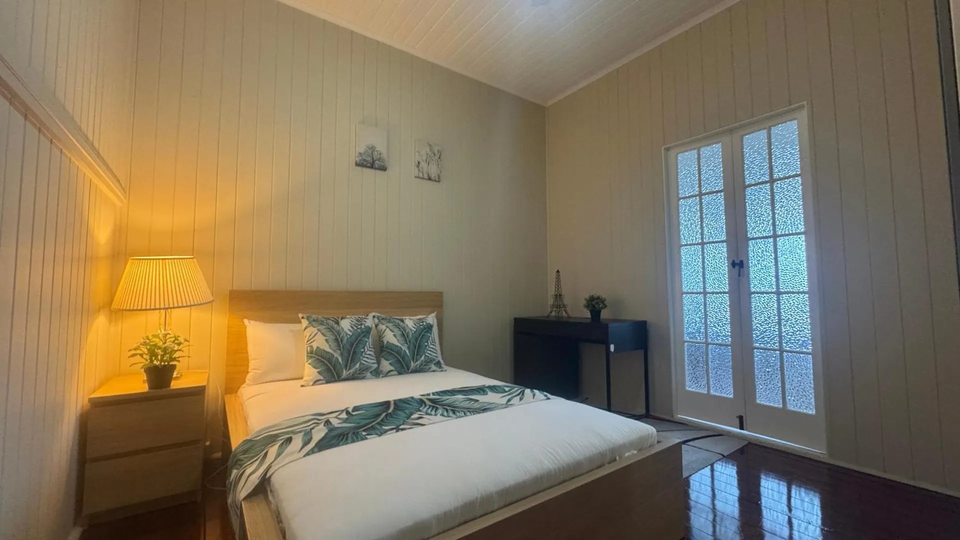 Stylish & Bright 3-Bdrs Family In Holland Park West Apartment Brisbane 0*,  Australia