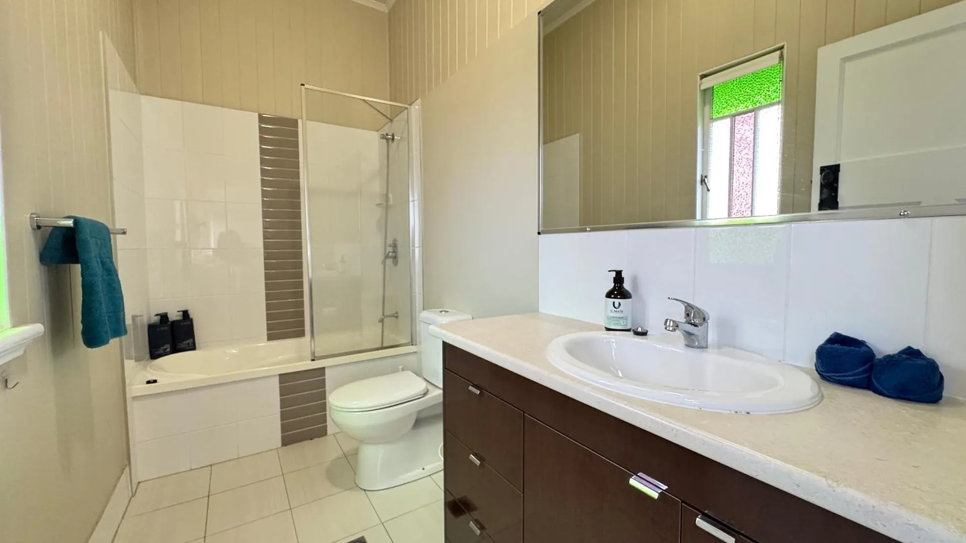 Stylish & Bright 3-Bdrs Family In Holland Park West Apartment Brisbane