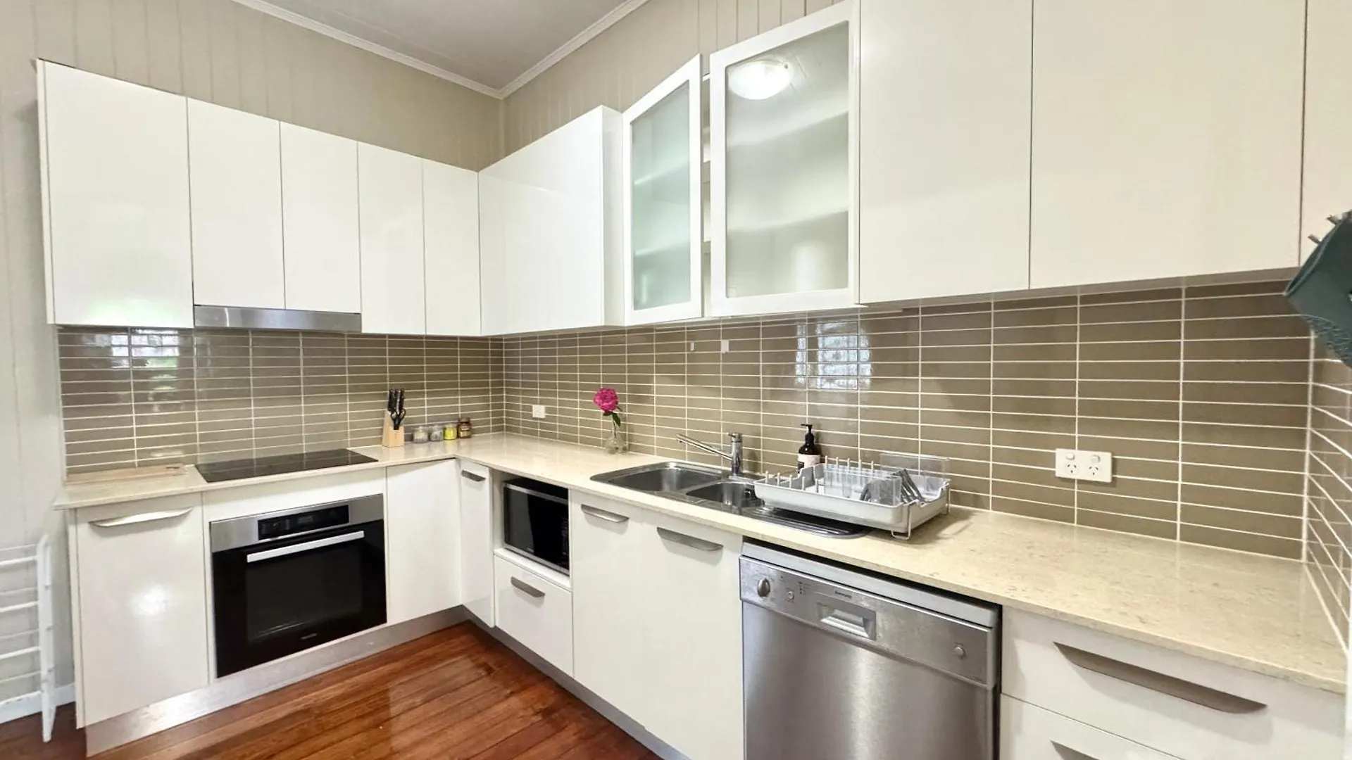 Stylish & Bright 3-Bdrs Family In Holland Park West Apartment Brisbane