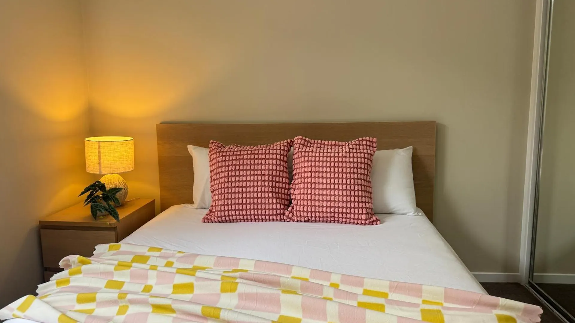 Stylish & Bright 3-Bdrs Family In Holland Park West Apartment Brisbane Australia